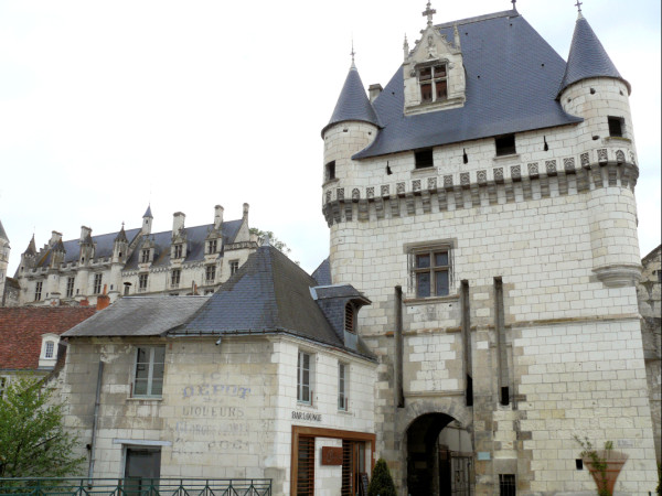 37 Loches_-_Porte_des_Cordeliers_-3.jpg